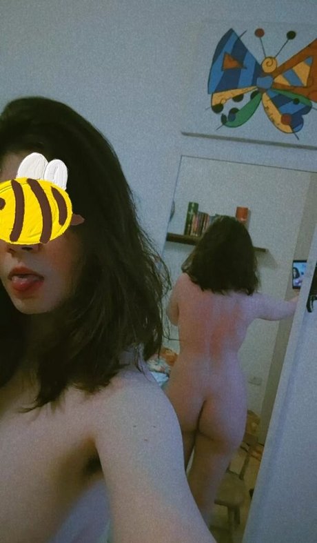 Naakte gelekte OnlyFans-foto van Abeia Mel