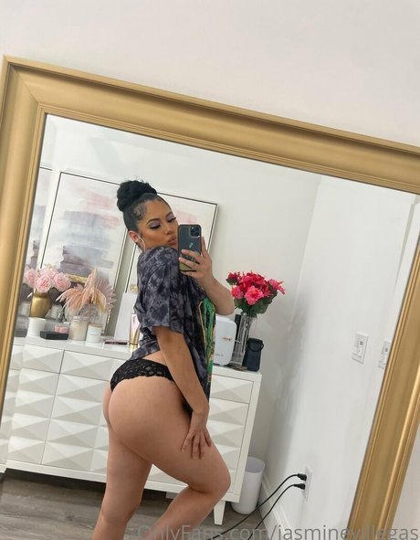 Naakte gelekte OnlyFans-foto van Jasmine Villegas