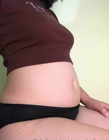 Naakte gelekte OnlyFans-foto van Asianbellygirl