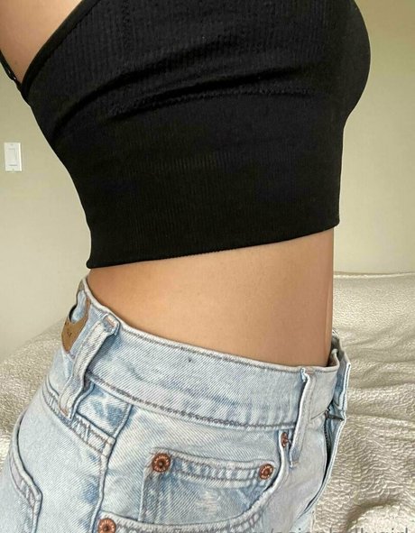 Naakte gelekte OnlyFans-foto van Asianbellygirl