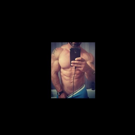 Naakte gelekte OnlyFans-foto van Muscledaddy0713