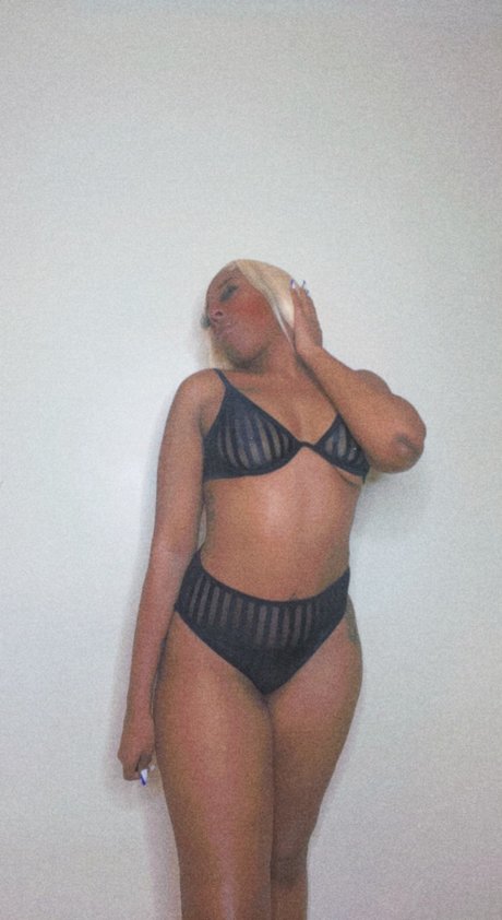 Naakte gelekte OnlyFans-foto van Yummi Baee