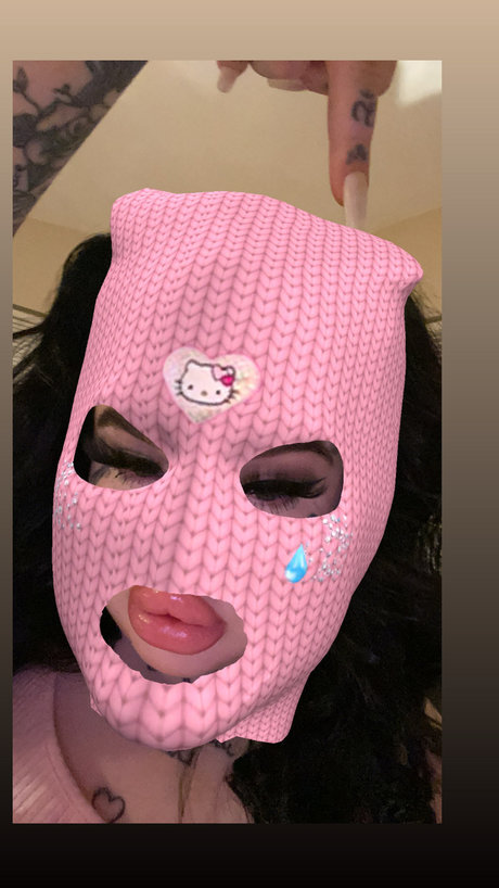 Naakte gelekte OnlyFans-foto van Ariana