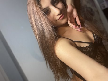 Naakte gelekte OnlyFans-foto van Ari 