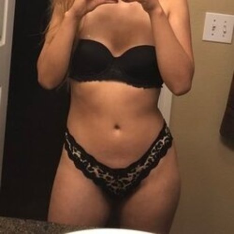 Naakte gelekte OnlyFans-foto van April 