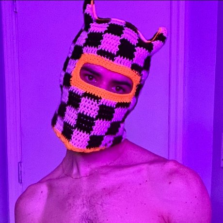 Naakte gelekte OnlyFans-foto van Naked Knitwit