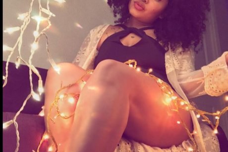 Naakte gelekte OnlyFans-foto van Nadya Esmeralda