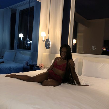 Naakte gelekte OnlyFans-foto van Nadi