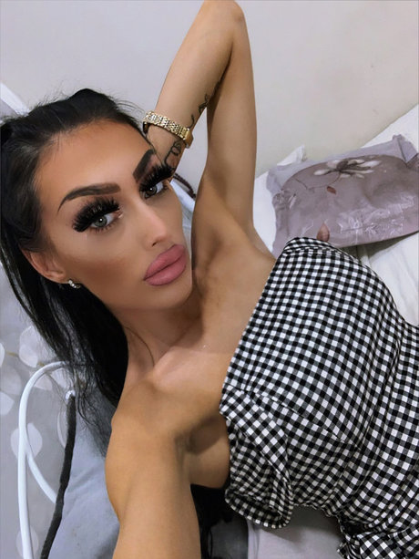 Naakte gelekte OnlyFans-foto van Elizabethof