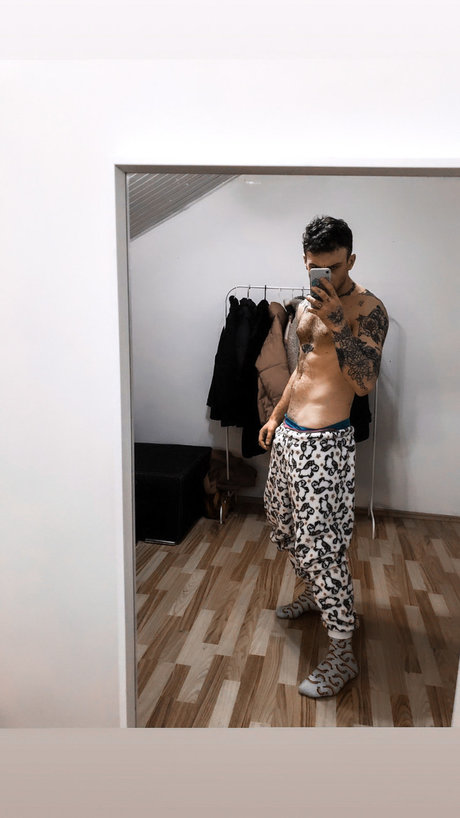 Naakte gelekte OnlyFans-foto van Damzej