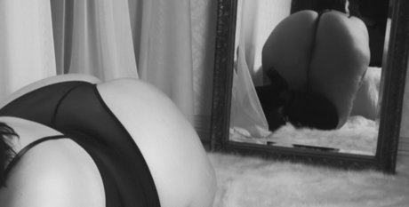 Naakte gelekte OnlyFans-foto van Curvyausqueen