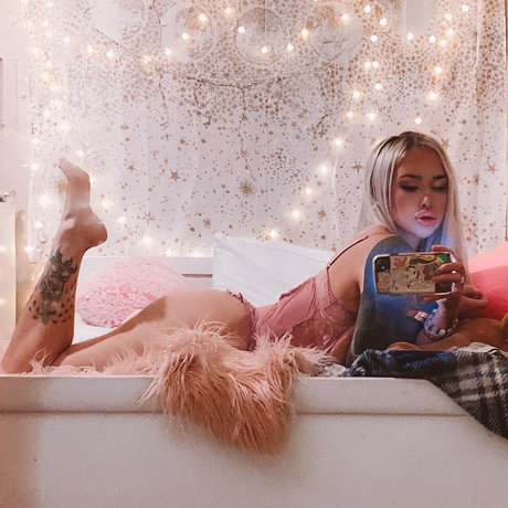 Naakte gelekte OnlyFans-foto van Sumr