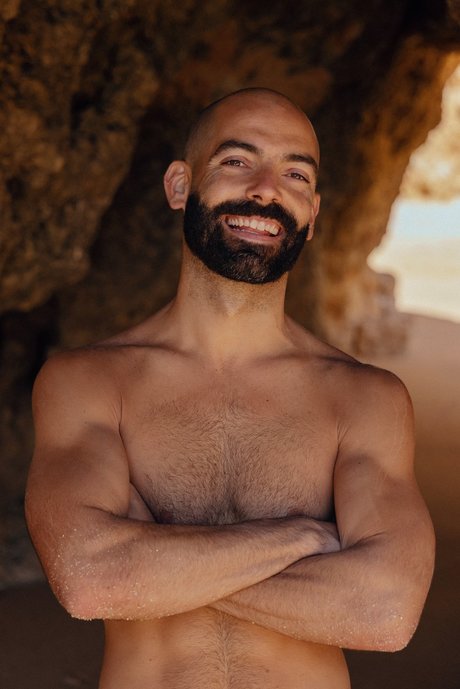 Naakte gelekte OnlyFans-foto van Daro Naked