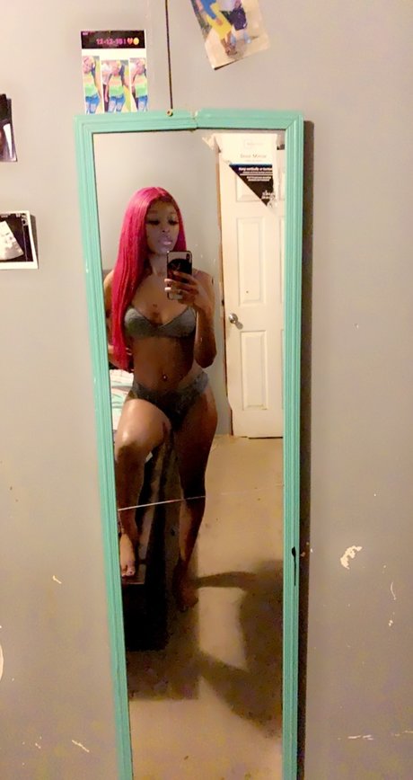 Naakte gelekte OnlyFans-foto van Eboni