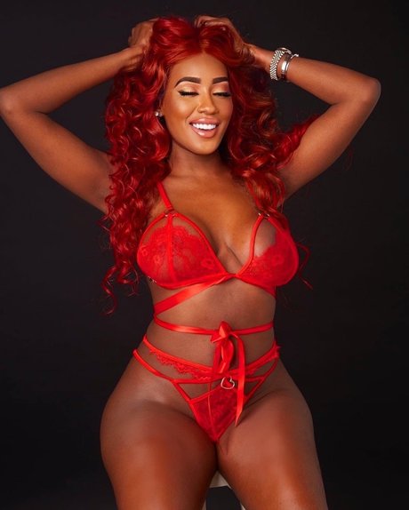 Naakte gelekte OnlyFans-foto van Coco Barbie