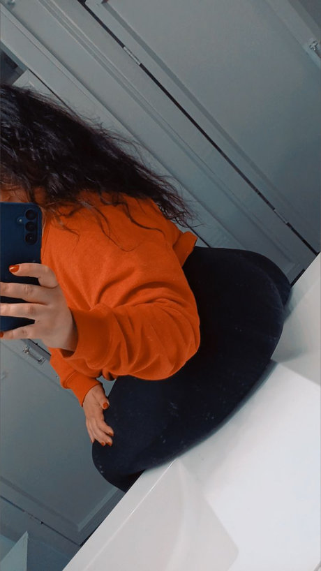 Naakte gelekte OnlyFans-foto van Delilah Leigh