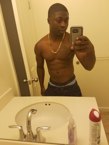 Naakte gelekte OnlyFans-foto van Dj2crucial