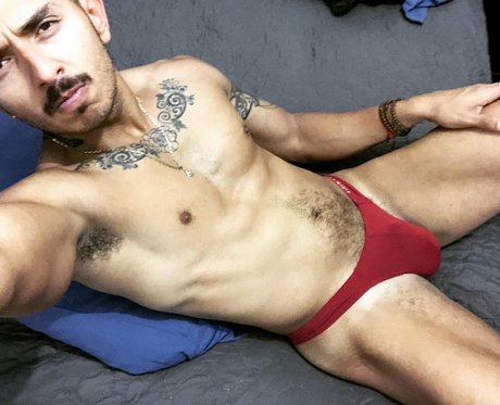 Naakte gelekte OnlyFans-foto van El Cazador