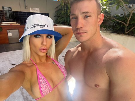 Naakte gelekte OnlyFans-foto van Barbieampampken