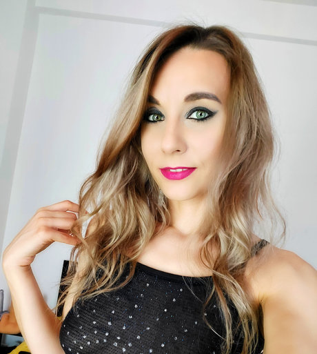 Naakte gelekte OnlyFans-foto van Naughty Adeline