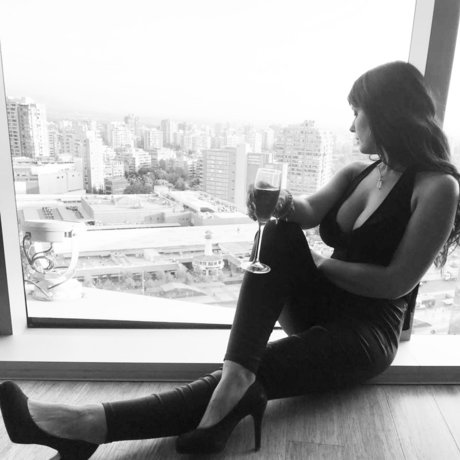 Naakte gelekte OnlyFans-foto van Una Copa En Algn Lugar De La Ciudad 