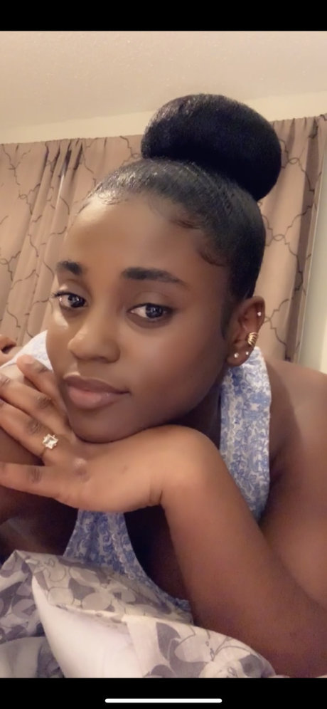 Naakte gelekte OnlyFans-foto van Chocolate  Strawberry 
