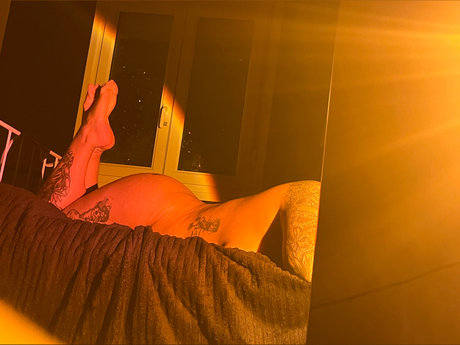 Naakte gelekte OnlyFans-foto van Neni Moon
