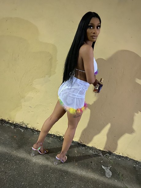 Naakte gelekte OnlyFans-foto van Nicki
