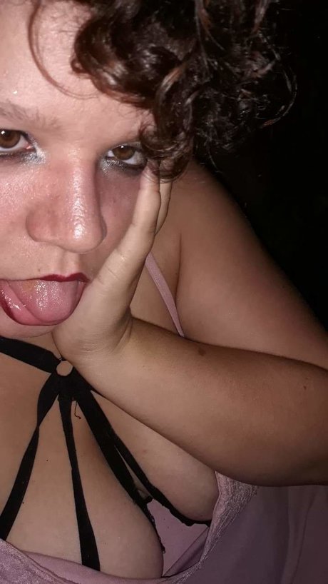 Naakte gelekte OnlyFans-foto van Neveenya