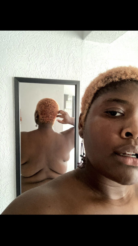 Naakte gelekte OnlyFans-foto van Leigh