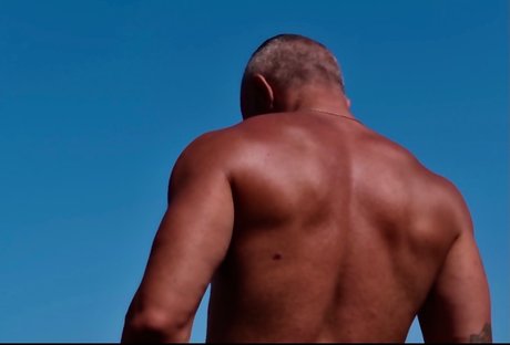 Naakte gelekte OnlyFans-foto van Adam Franco