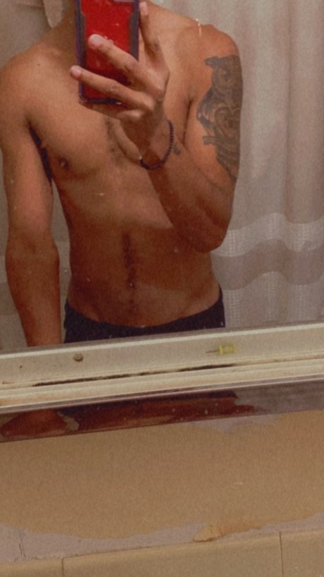 Naakte gelekte OnlyFans-foto van Josh