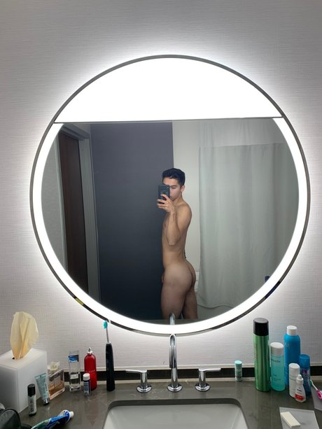 Naakte gelekte OnlyFans-foto van Noah Jacobs