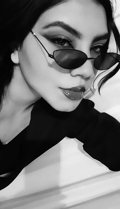 Naakte gelekte OnlyFans-foto van Steph Akabane