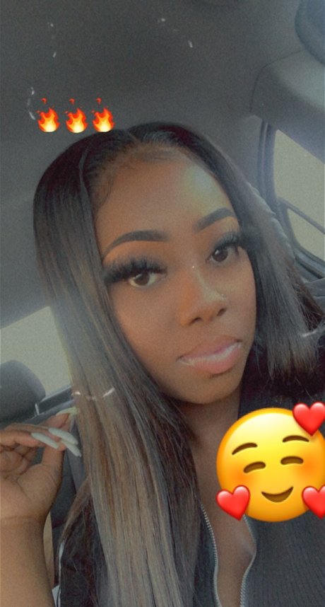 Naakte gelekte OnlyFans-foto van Nigeria Johnson