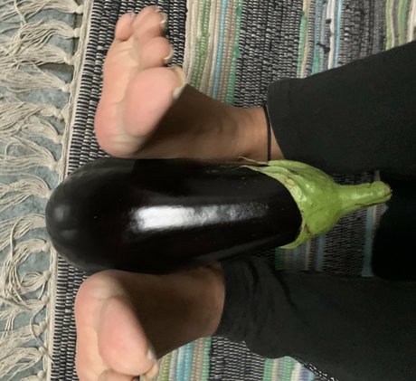 Naakte gelekte OnlyFans-foto van Pujaprettyfeet