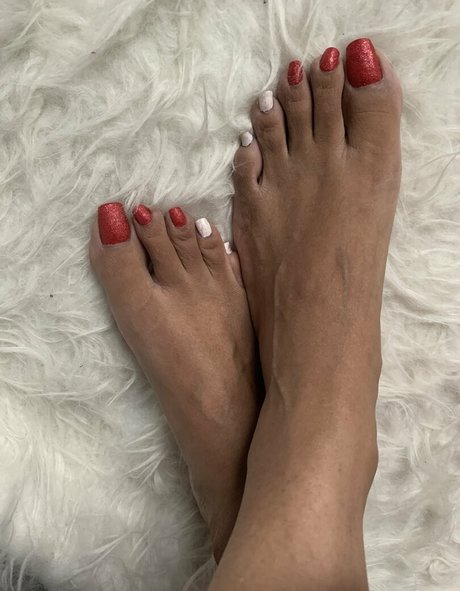 Naakte gelekte OnlyFans-foto van Pujaprettyfeet