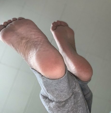 Naakte gelekte OnlyFans-foto van Pujaprettyfeet