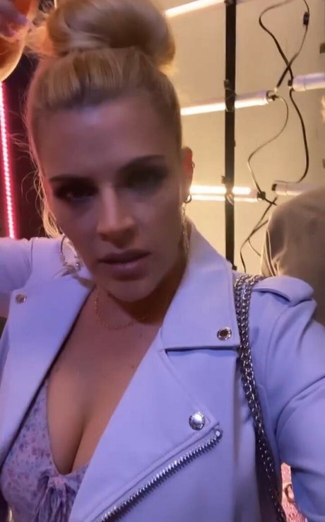 Naakte gelekte OnlyFans-foto van Busy Phillips