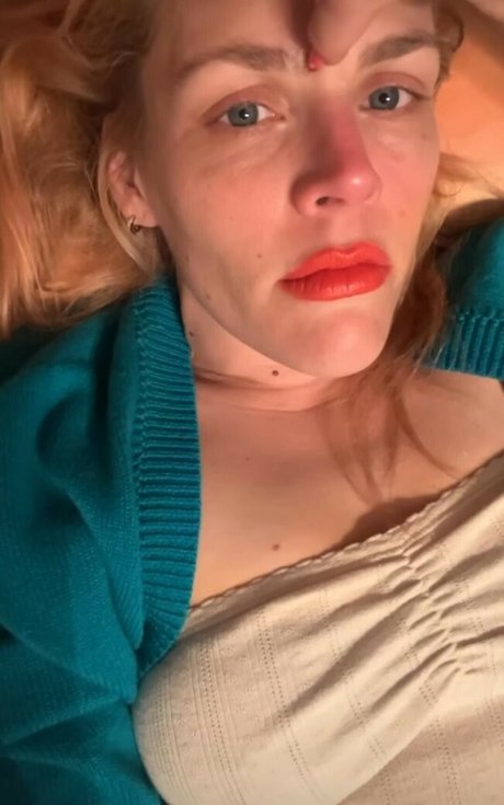 Naakte gelekte OnlyFans-foto van Busy Phillips