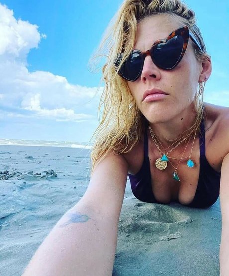Naakte gelekte OnlyFans-foto van Busy Phillips