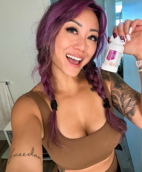 Naakte gelekte OnlyFans-foto van Cynthia Leu