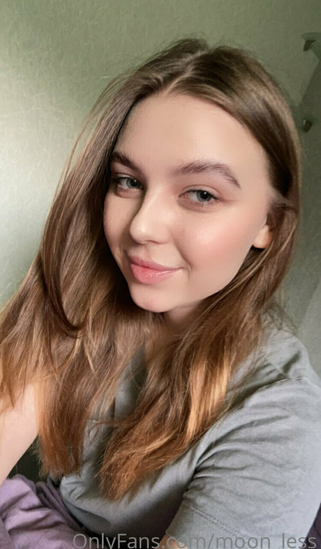 Naakte gelekte OnlyFans-foto van Moonless