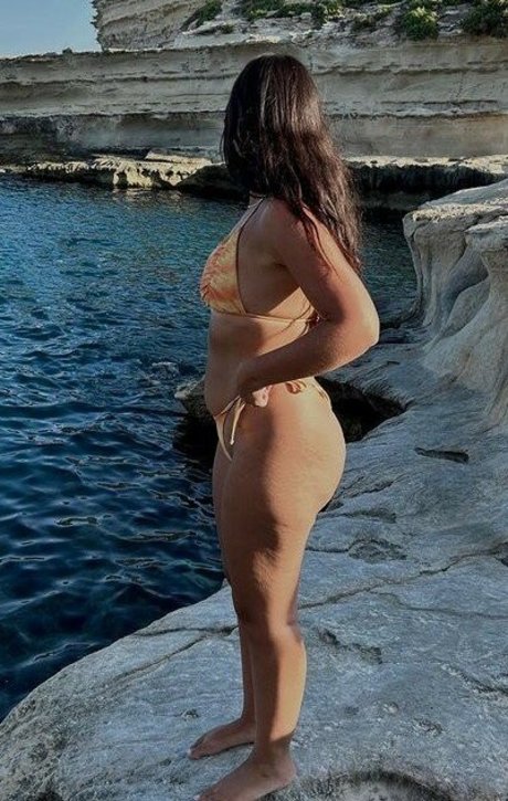Naakte gelekte OnlyFans-foto van Debora Tanzo