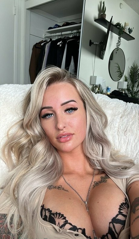 Naakte gelekte OnlyFans-foto van Babyyessie