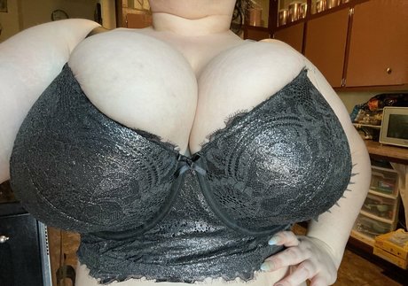 Naakte gelekte OnlyFans-foto van Bustyvicky38