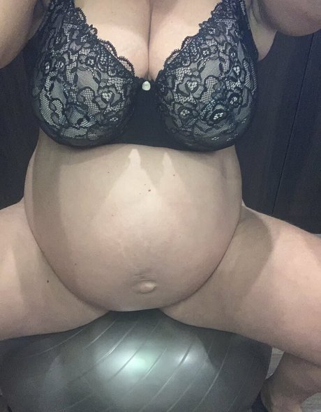 Naakte gelekte OnlyFans-foto van Prettypregnant35