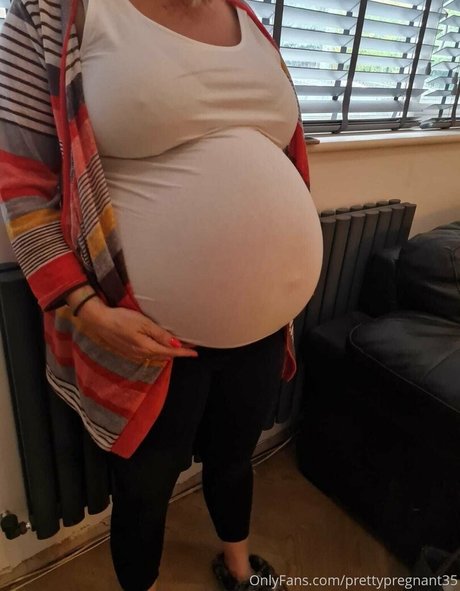 Naakte gelekte OnlyFans-foto van Prettypregnant35
