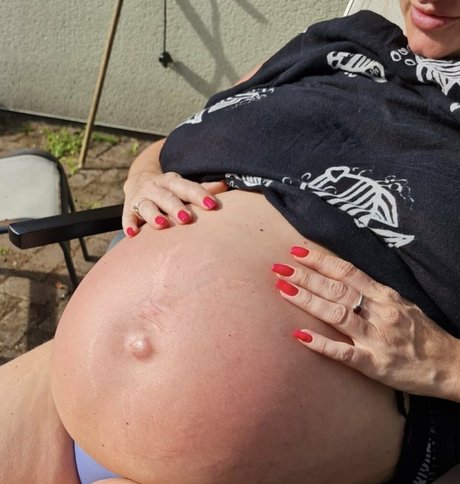 Naakte gelekte OnlyFans-foto van Prettypregnant35