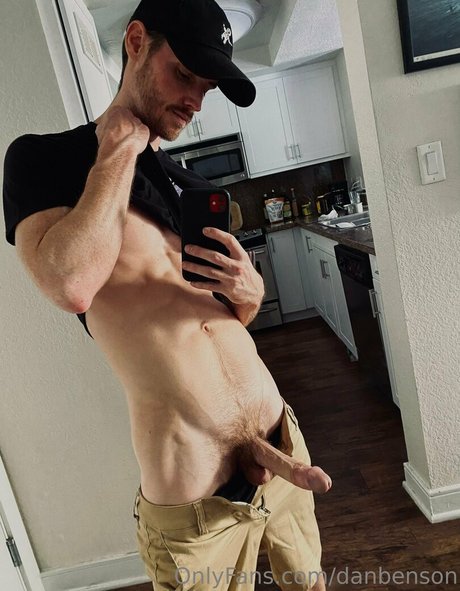 Naakte gelekte OnlyFans-foto van Danbenson